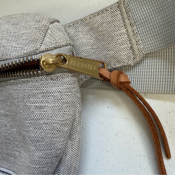 Herschel Settlement Hip Fanny Pack Bum Bag Crossbody Light Gray Crosshatch - Picture 5 of 9